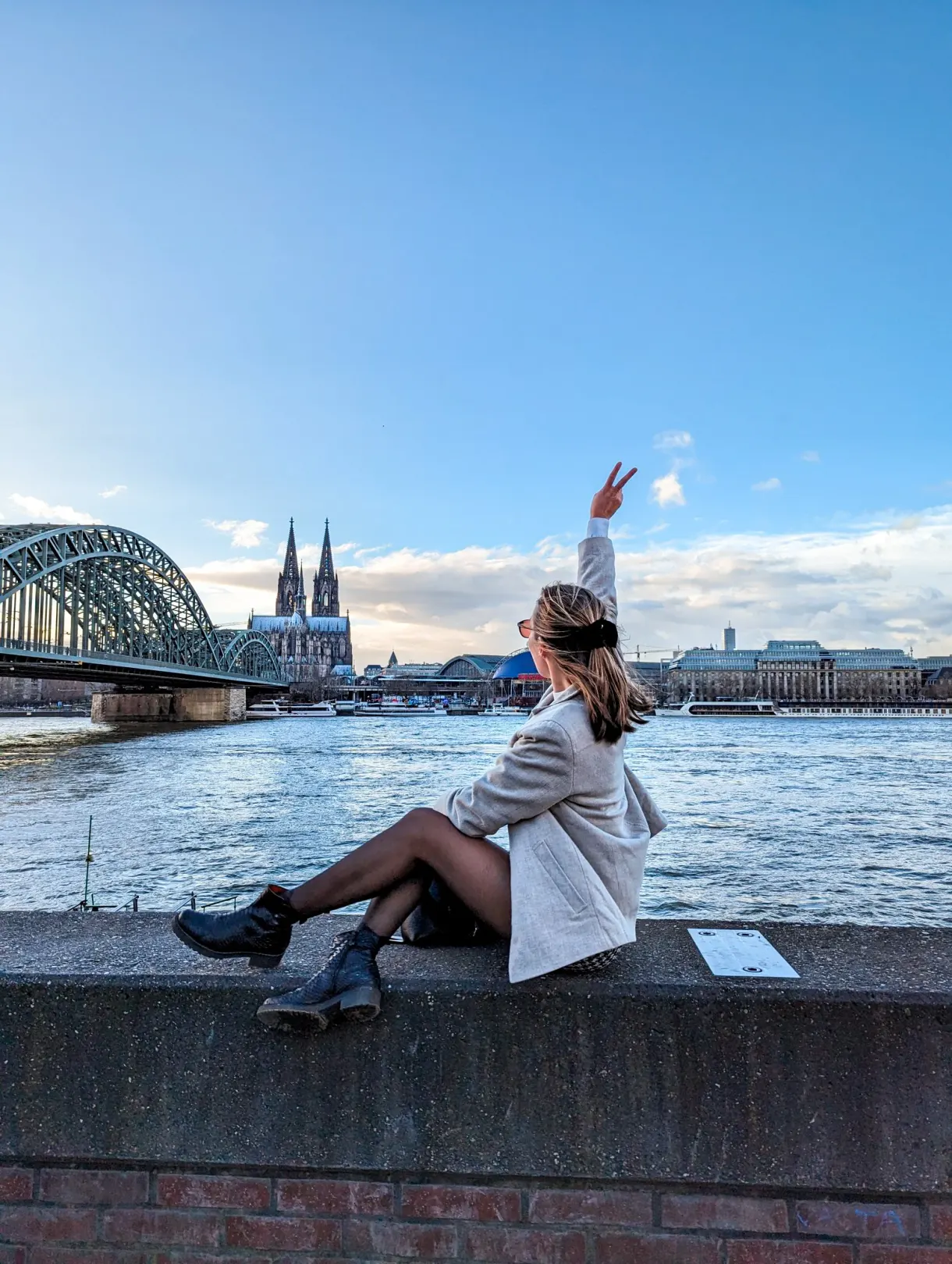 Marie face à la cathédrale de Cologne et au pont Hohenzollern, sur les bords du Rhin