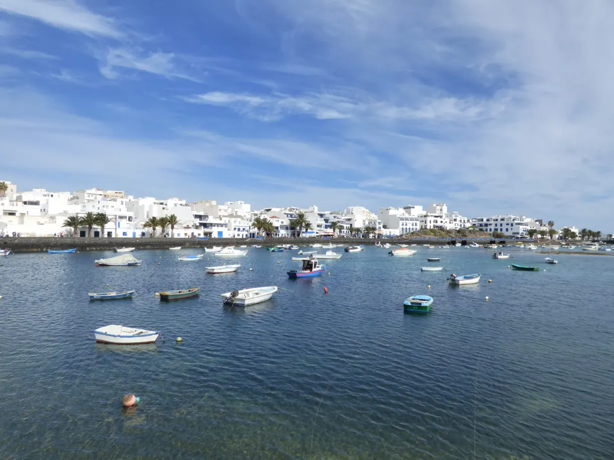 Lagune du Charco de San Ginés bordée de petites barques