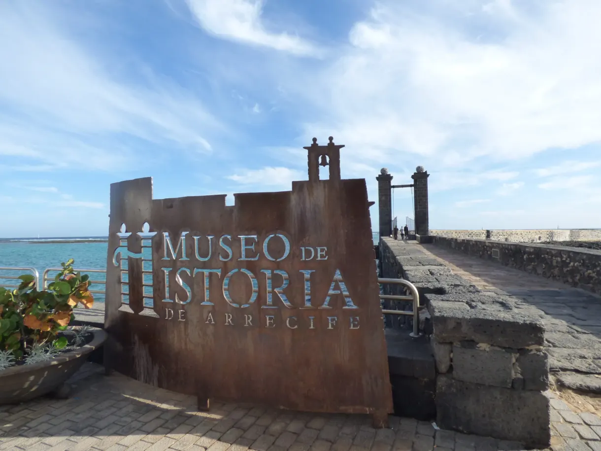 Panneau en acier rouillé du musée d'histoire d'Arrecife