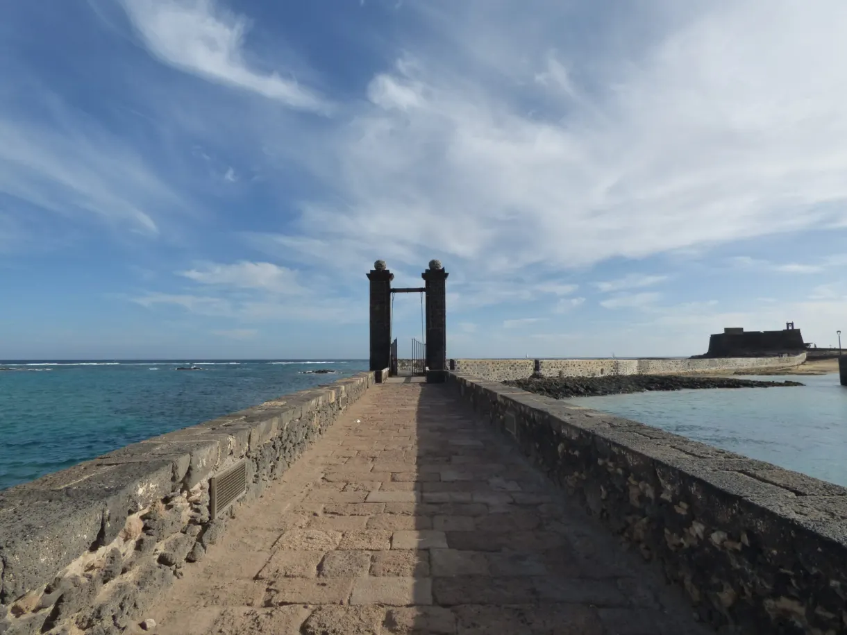 Chaussée de pierre menant au fort entre deux piliers