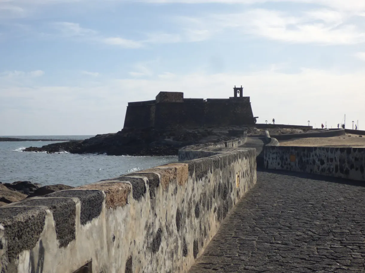 Muret de pierre volcanique devant le fort au ras de l'eau