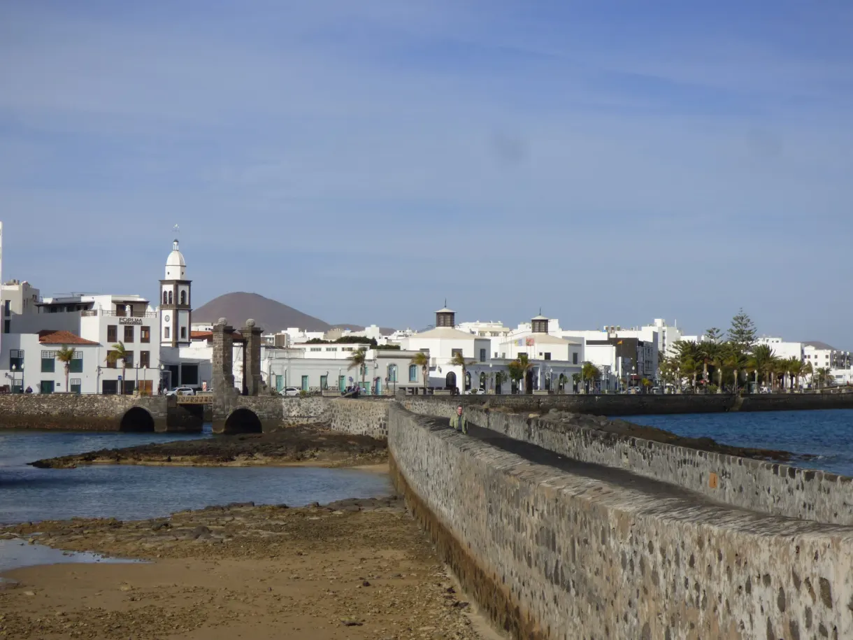 Front de mer blanc et clocher vus depuis le fort