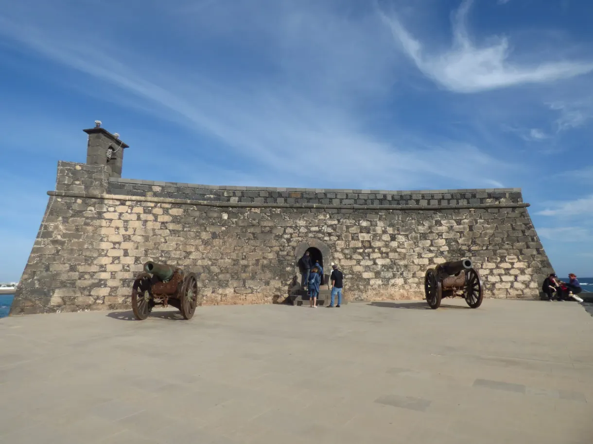 Deux canons anciens devant les remparts de pierre du fort