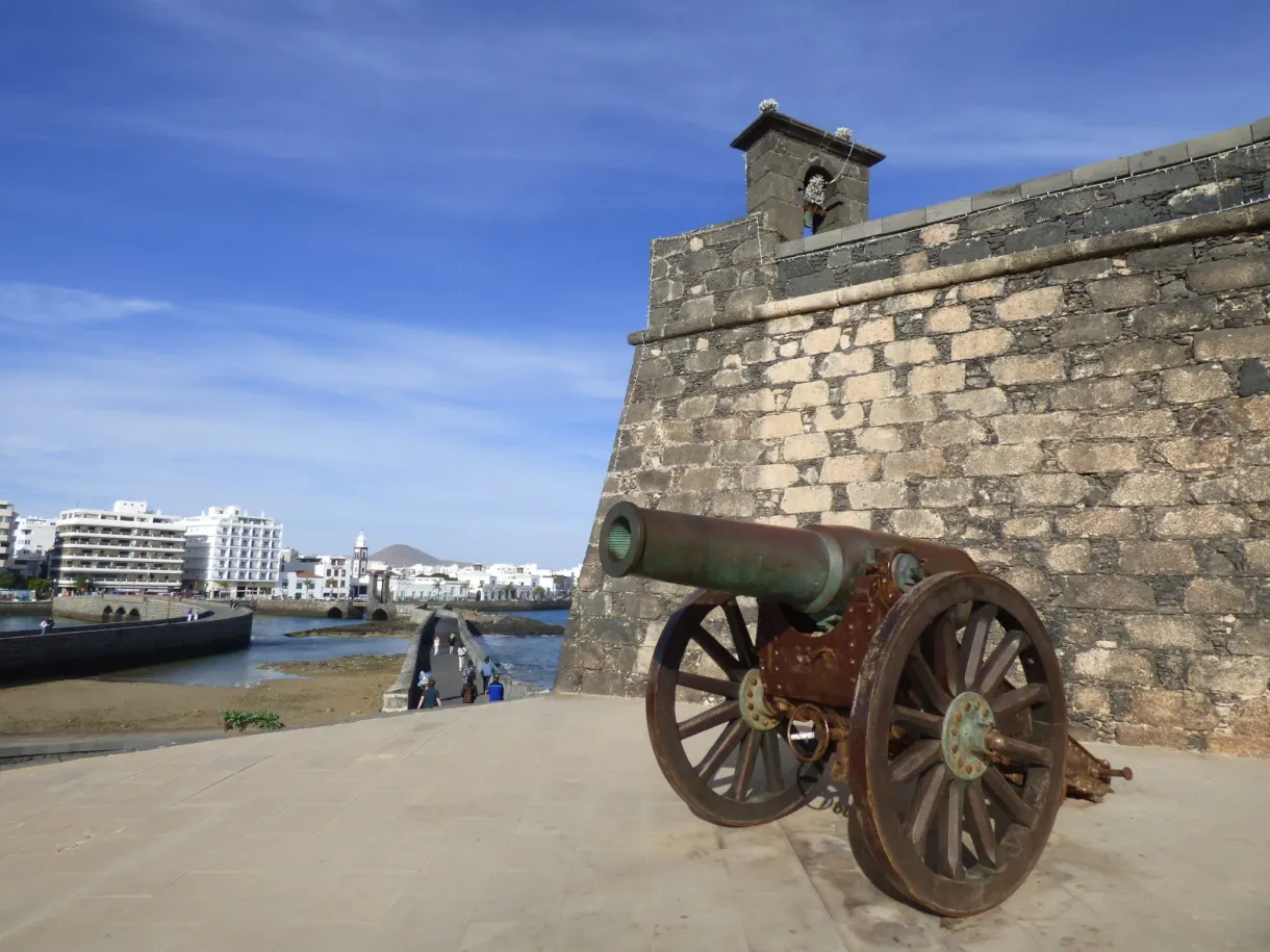 Canon de bronze braqué depuis l'esplanade du fort