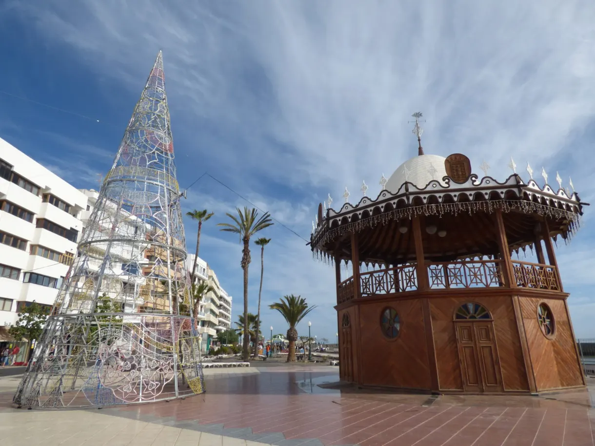 Kiosque en bois et sapin lumineux sur une place