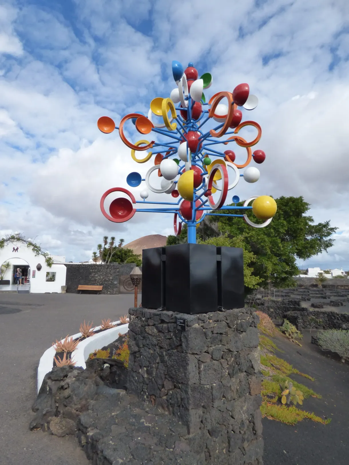 Mobile de métal coloré dressé au-dessus des pierres volcaniques