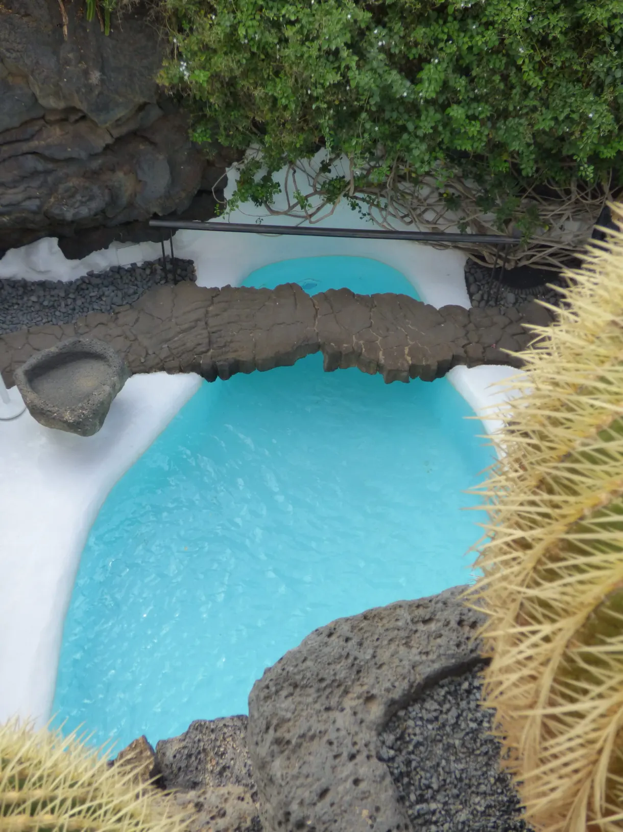 Piscine turquoise creusée dans la coulée de lave