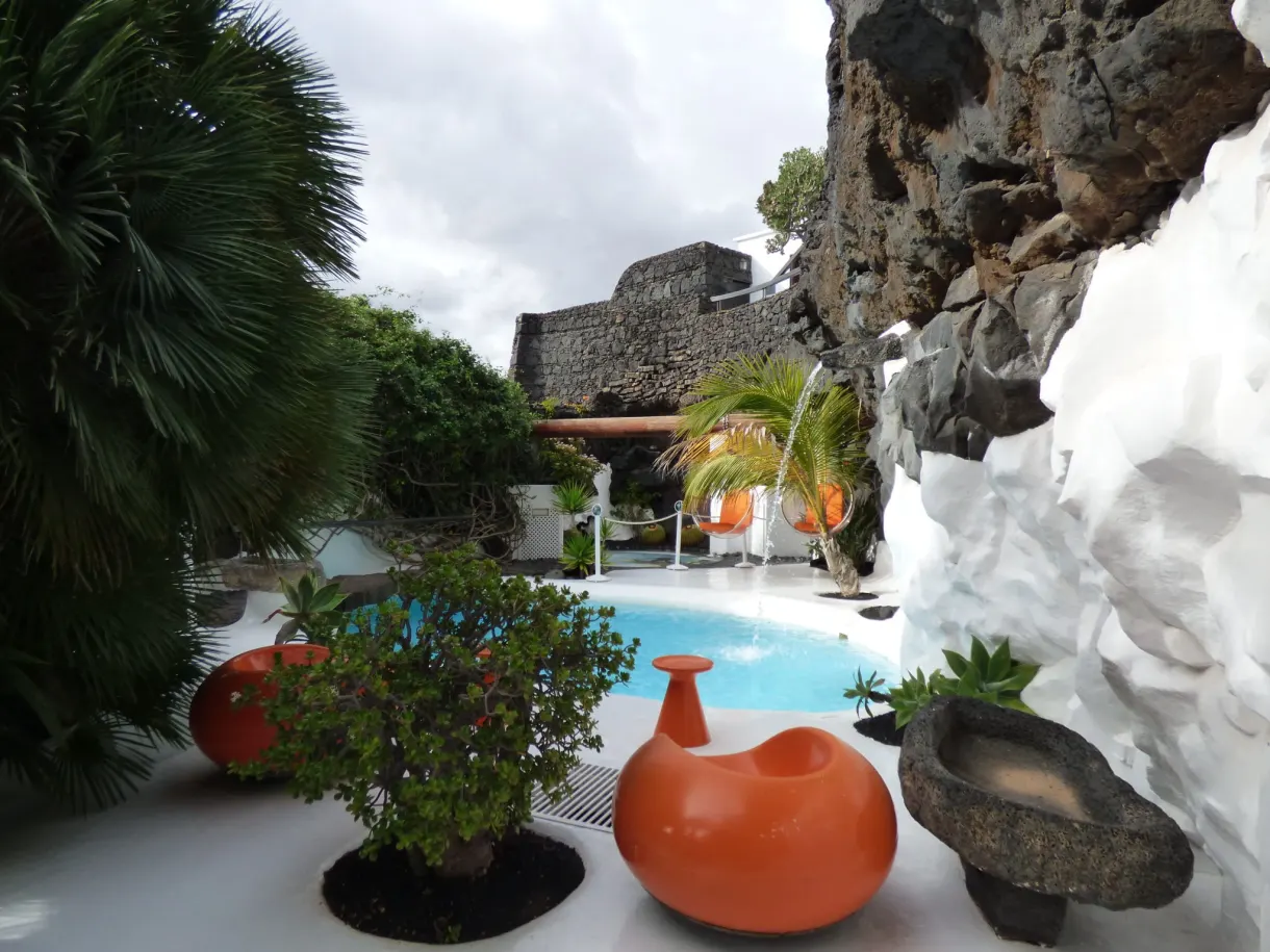 Piscine et jarres orange nichées entre les parois de lave