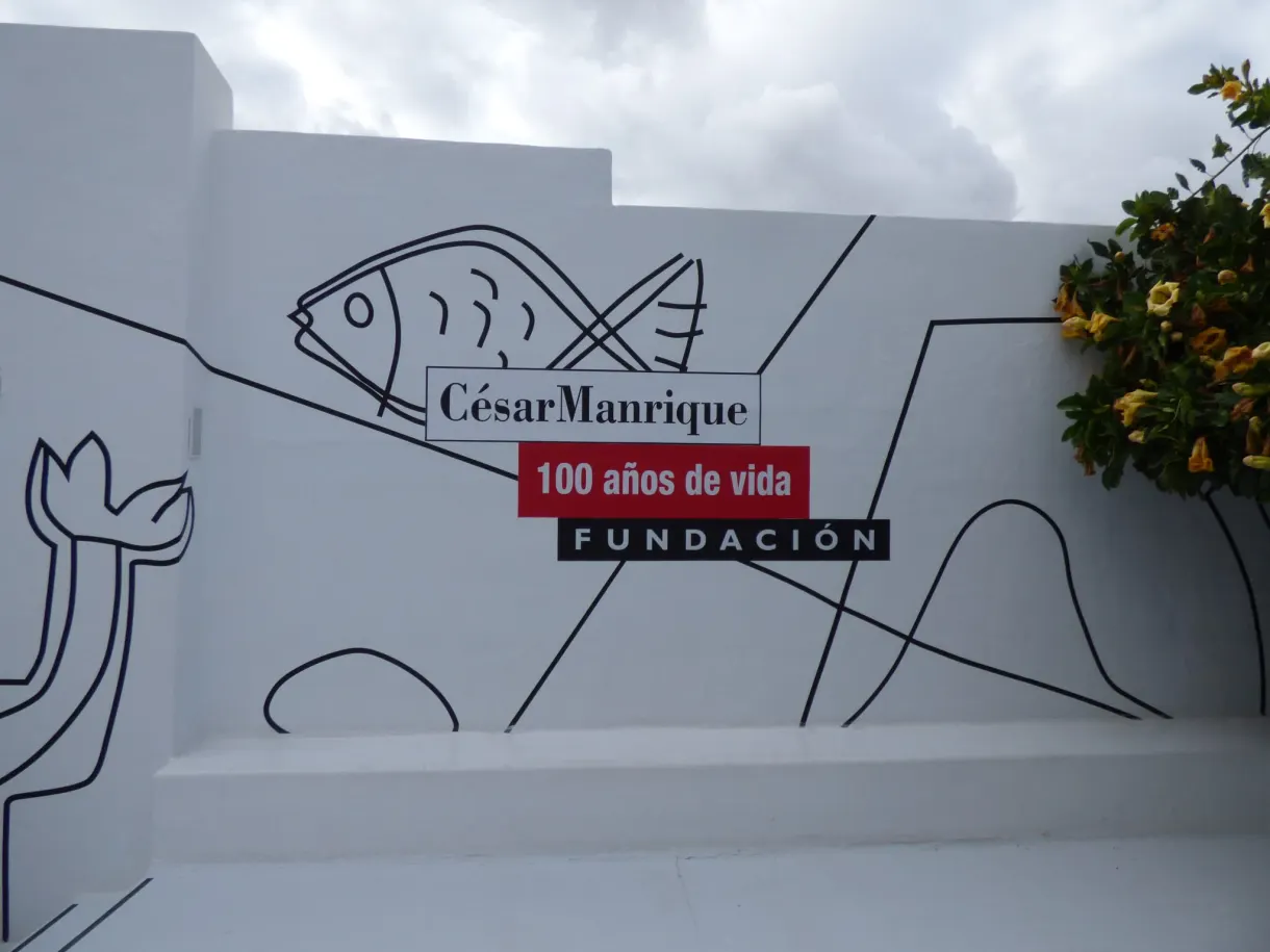 Poisson dessiné au trait sur le mur blanc de la fondation