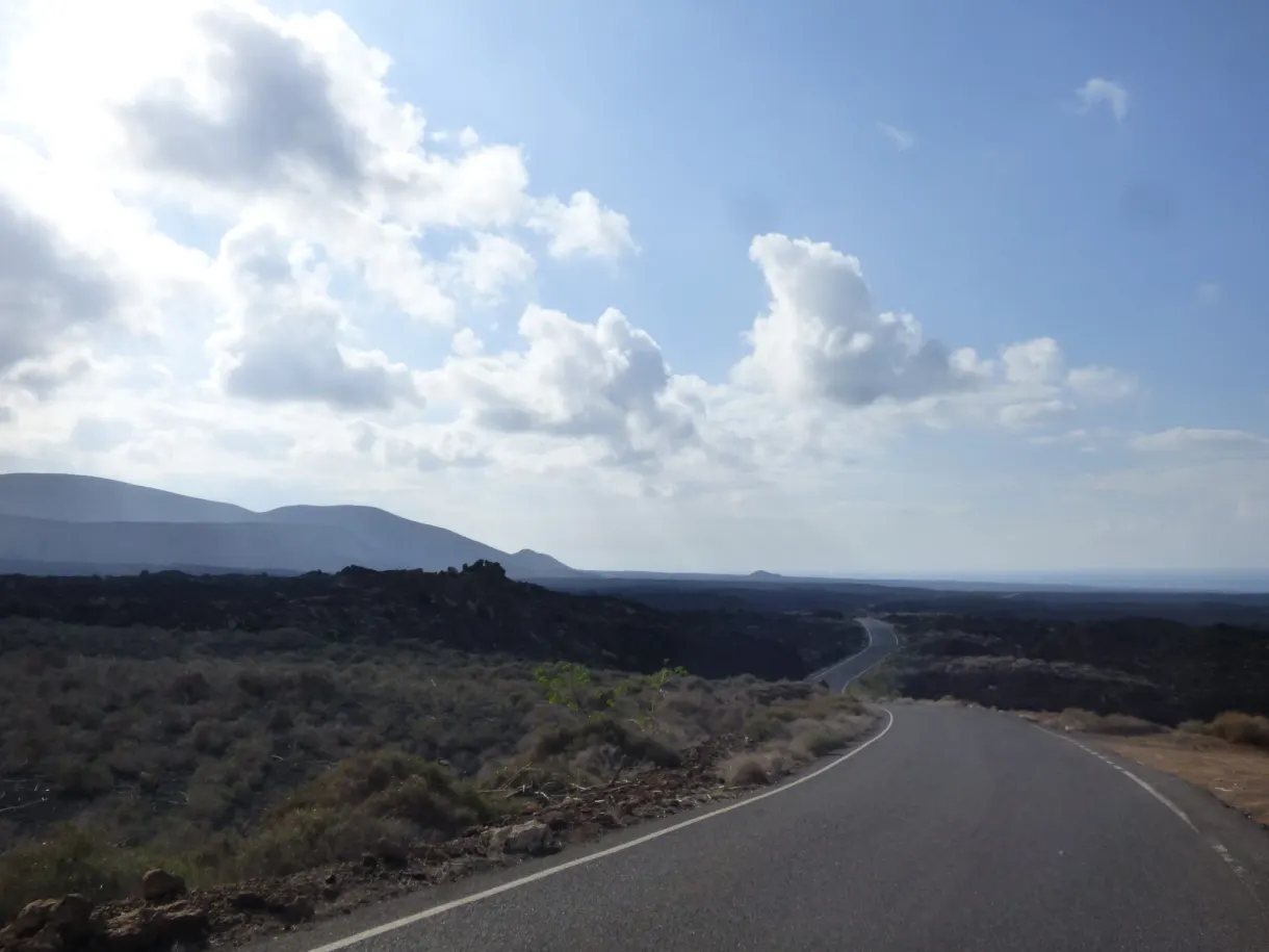 Route étroite serpentant entre les coulées vers la côte