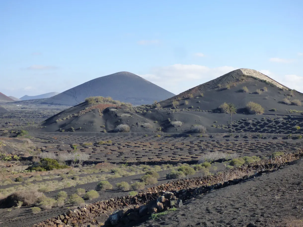 Deux cônes volcaniques réguliers au-dessus des parcelles