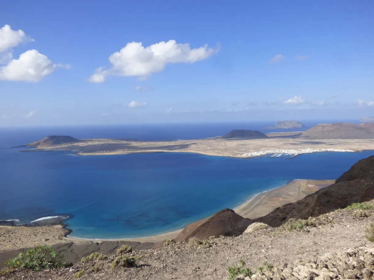 Cordon de sable clair séparant la lagune de l'océan