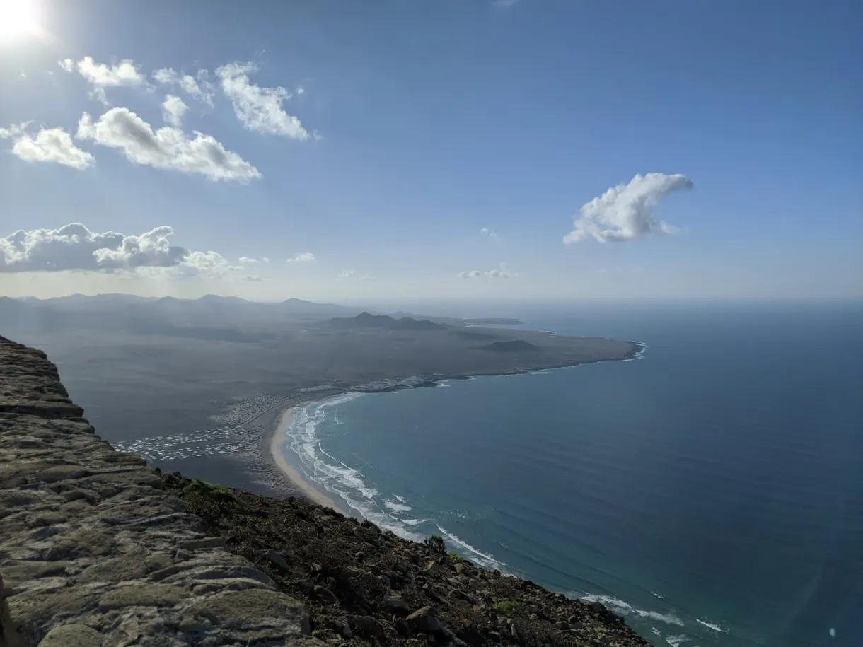 Baie en croissant et plage bordant le village en contrebas