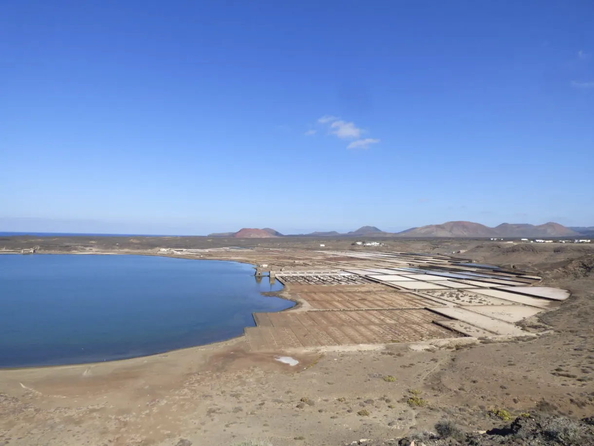 Damier des marais salants et lagune bleue vus de la falaise