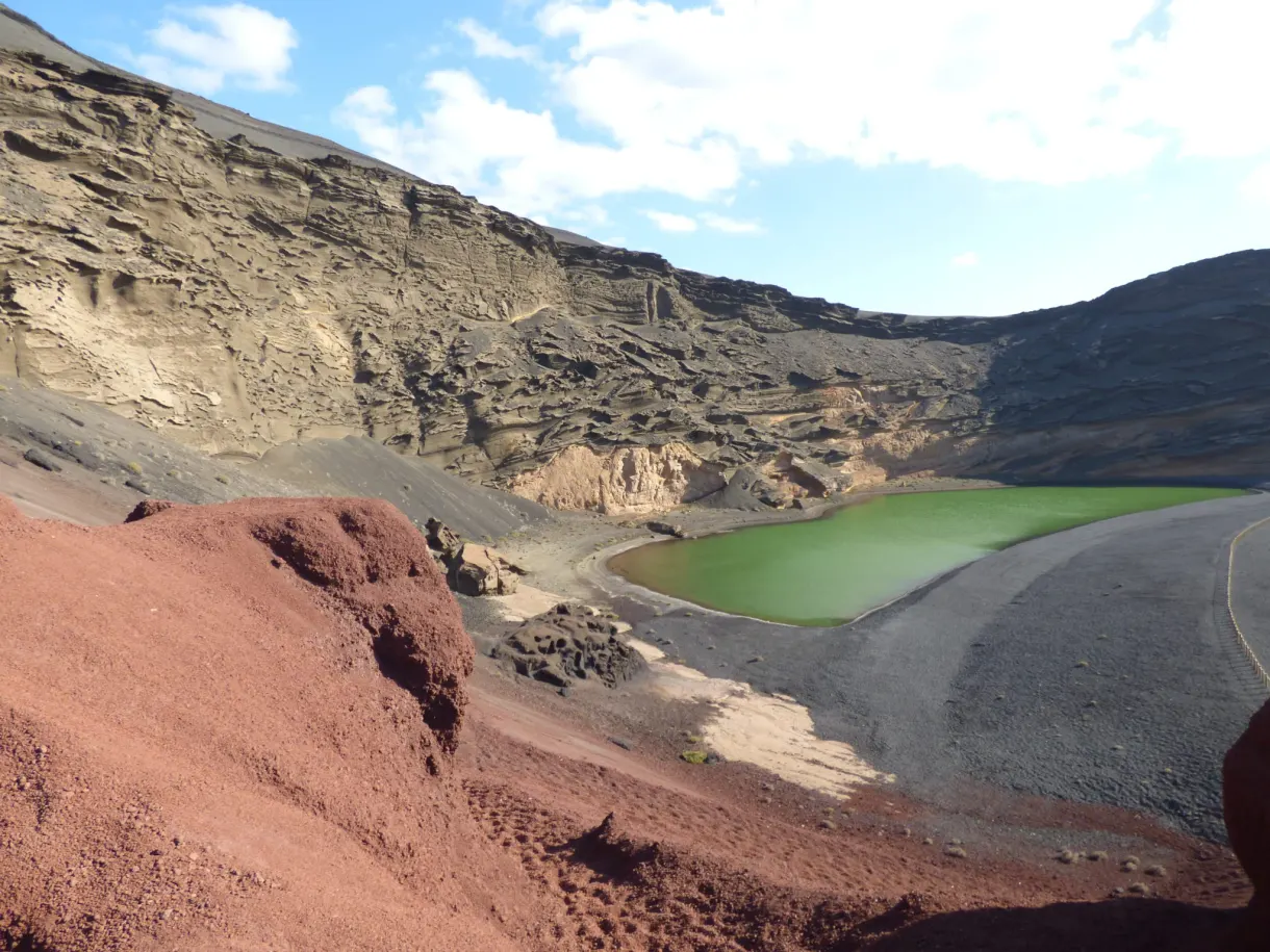 Lagon vert émeraude au pied d'un cratère ocre