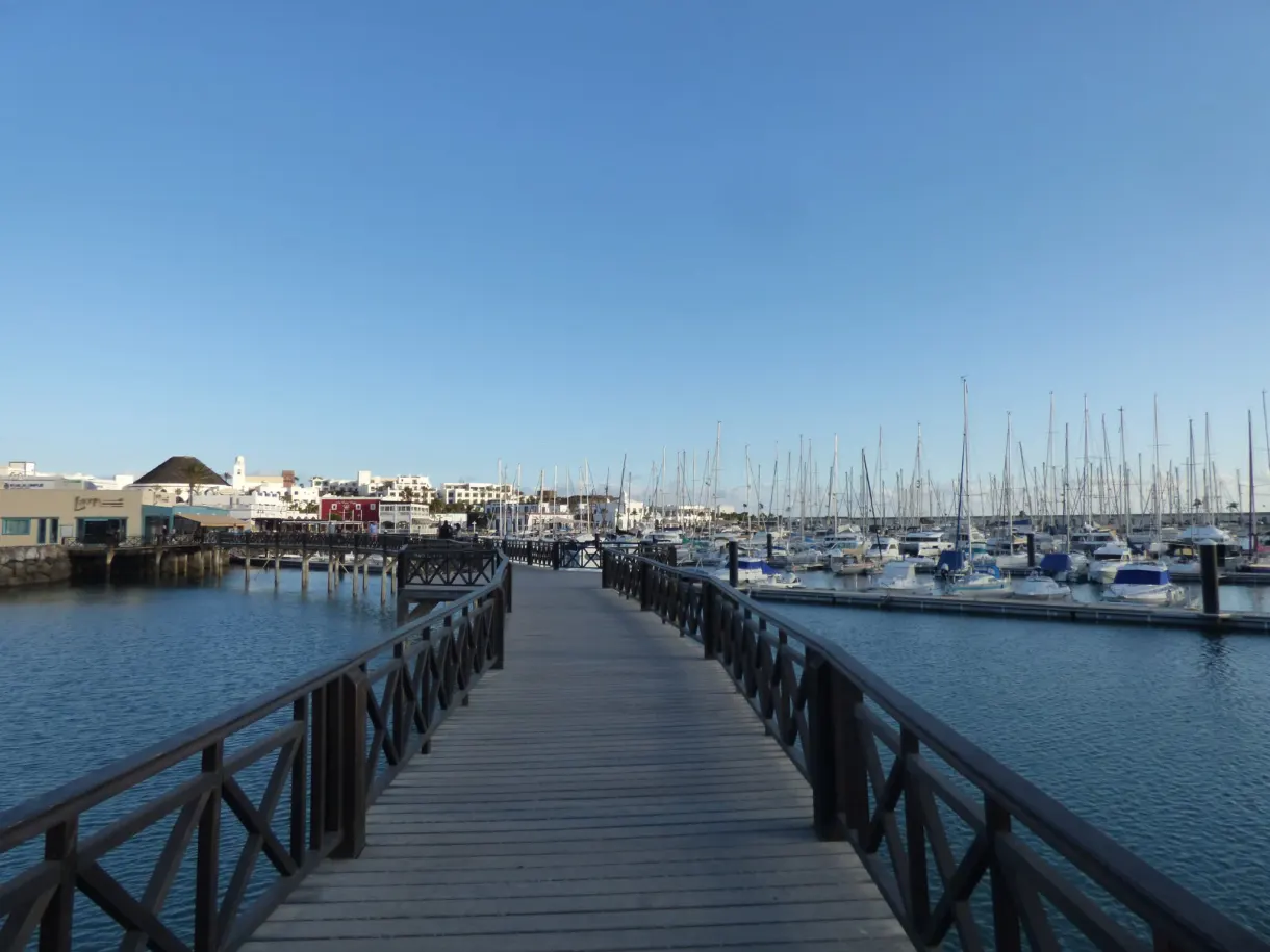 Ponton de bois menant aux voiliers de la marina