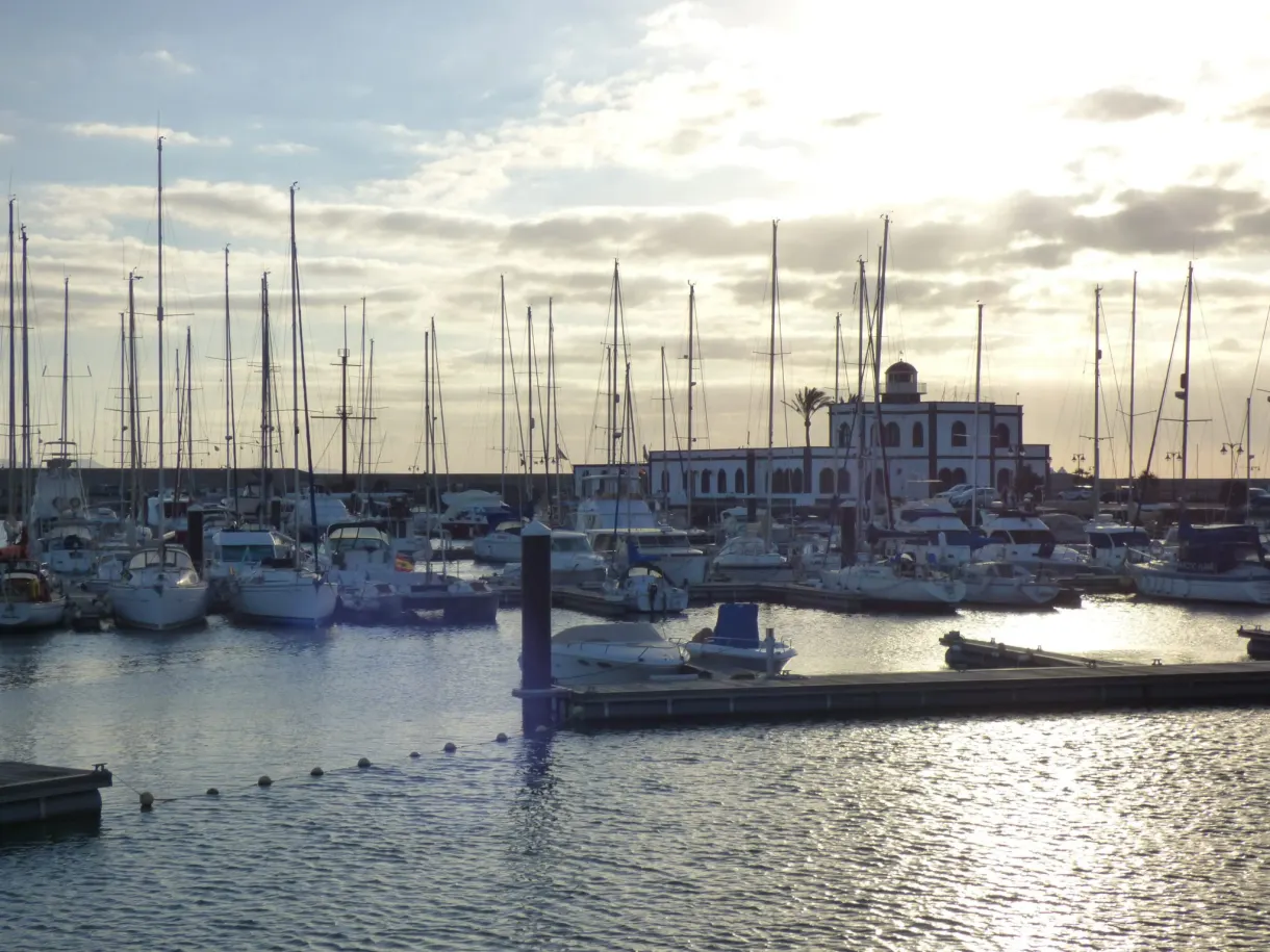 Mâts alignés dans le port au soleil couchant