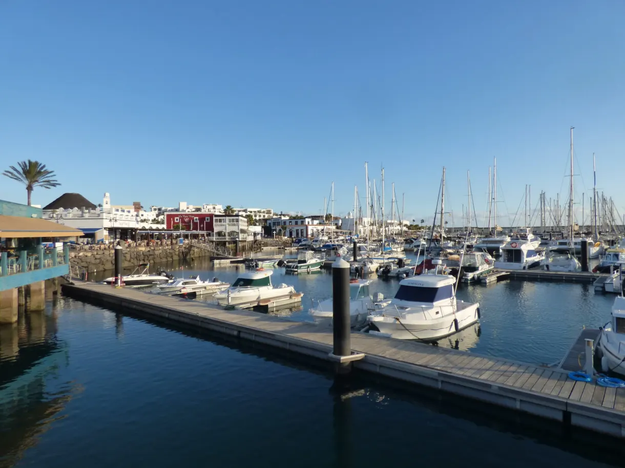 Bateaux amarrés devant les maisons blanches du port