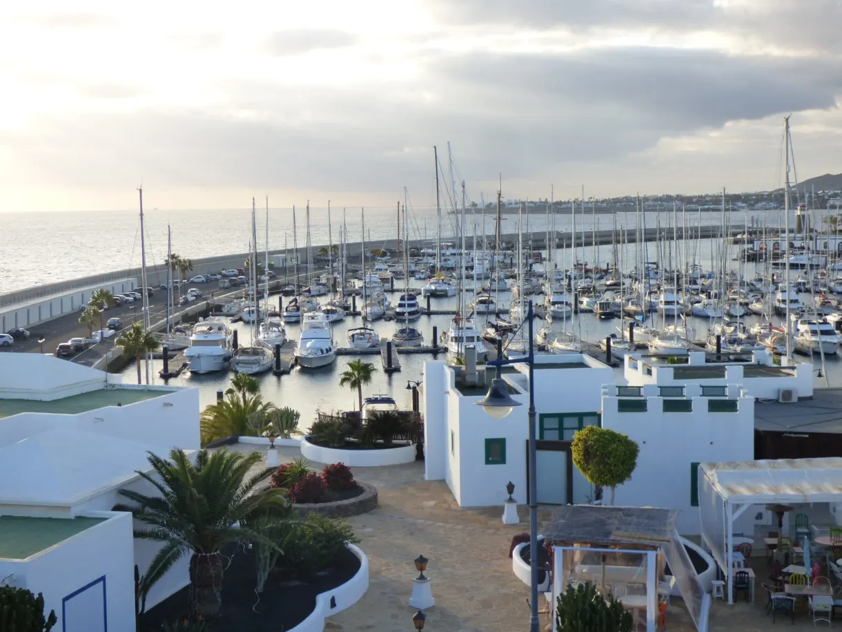 Vue plongeante sur la marina et ses centaines de mâts