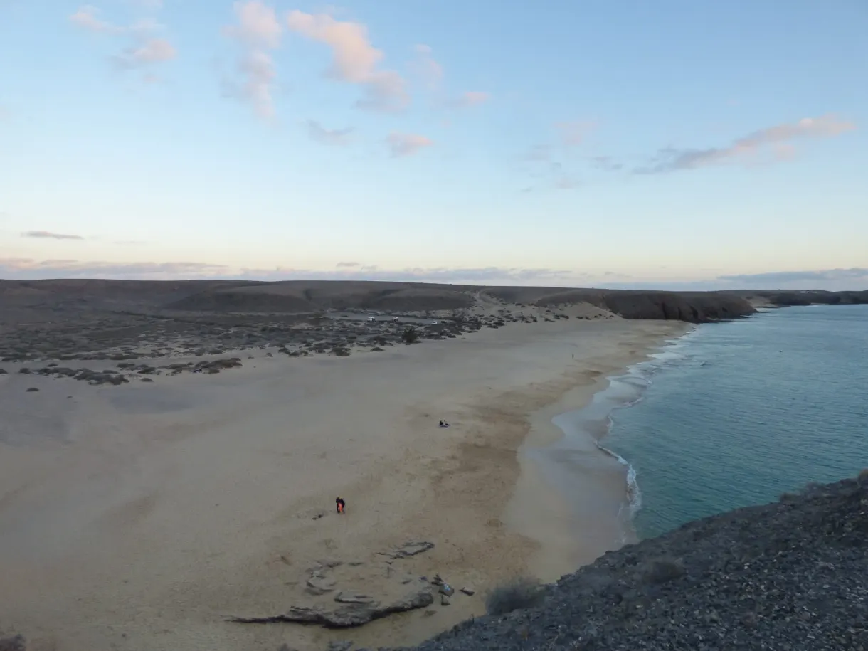 Croissant de sable doré et eau turquoise vu d'en haut