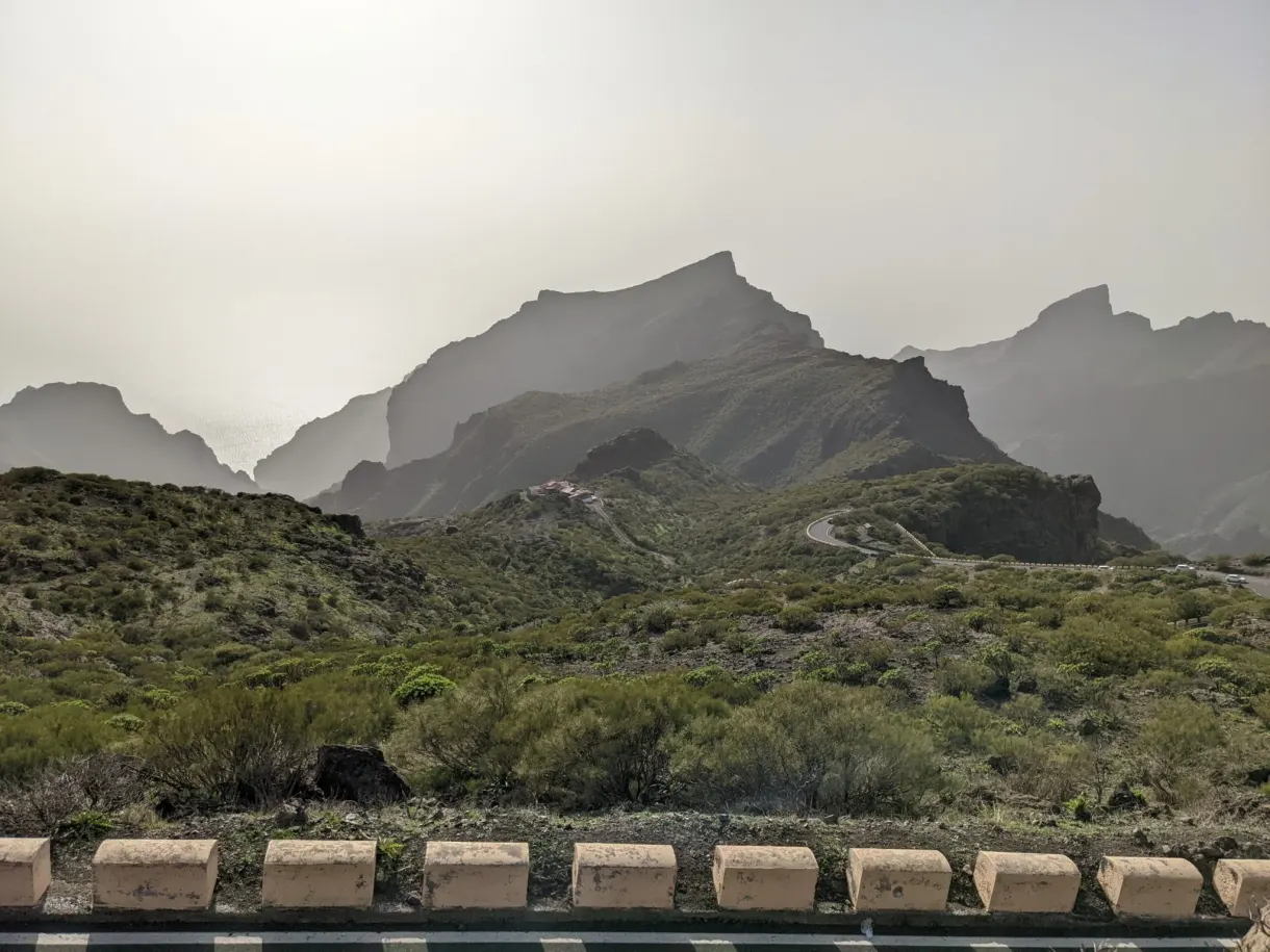 Route bordée de plots au-dessus des crêtes du massif de Teno