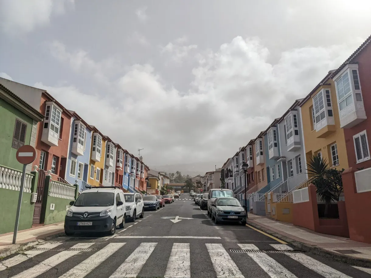 Alignement de maisons colorées le long d'une rue en pente