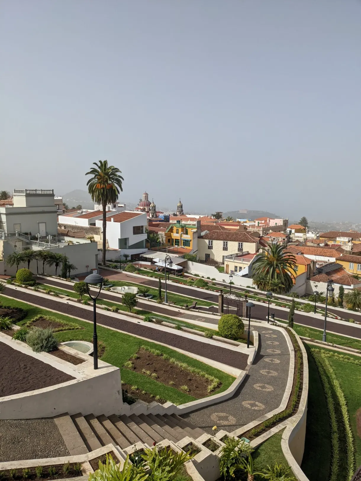 Escaliers de jardin ouvrant sur les toits de La Orotava