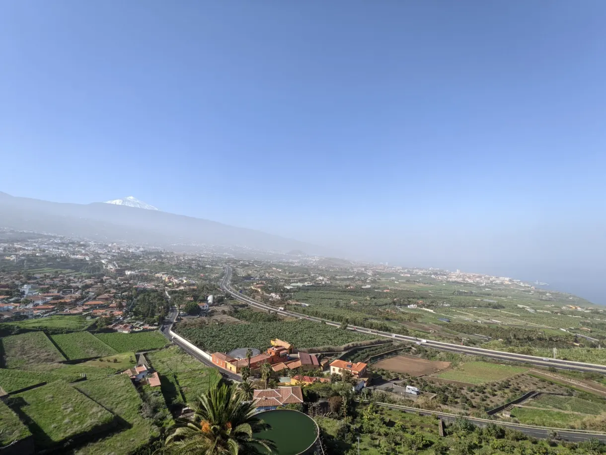 Vallée cultivée de La Orotava et Teide enneigé au fond