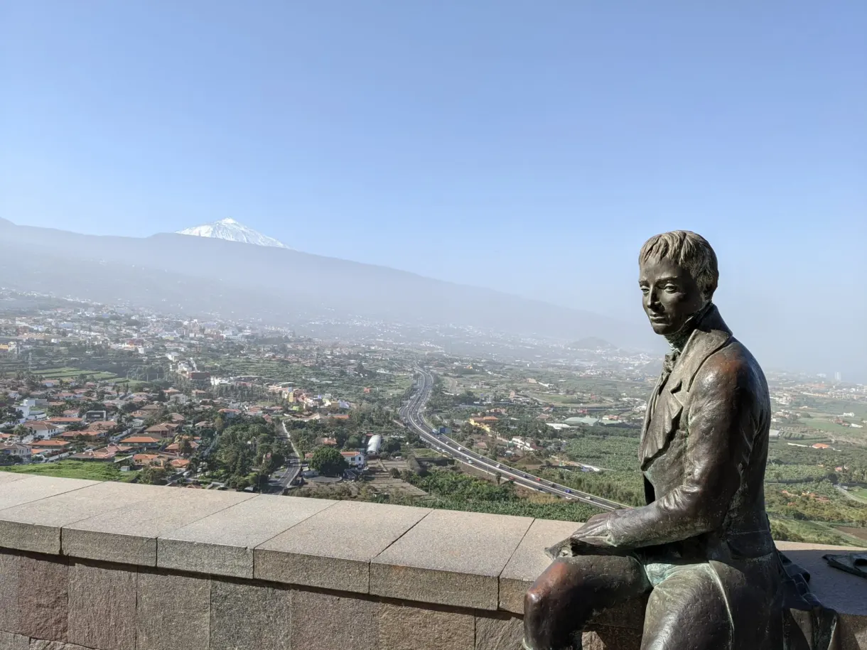 Statue de bronze assise au mirador face au Teide