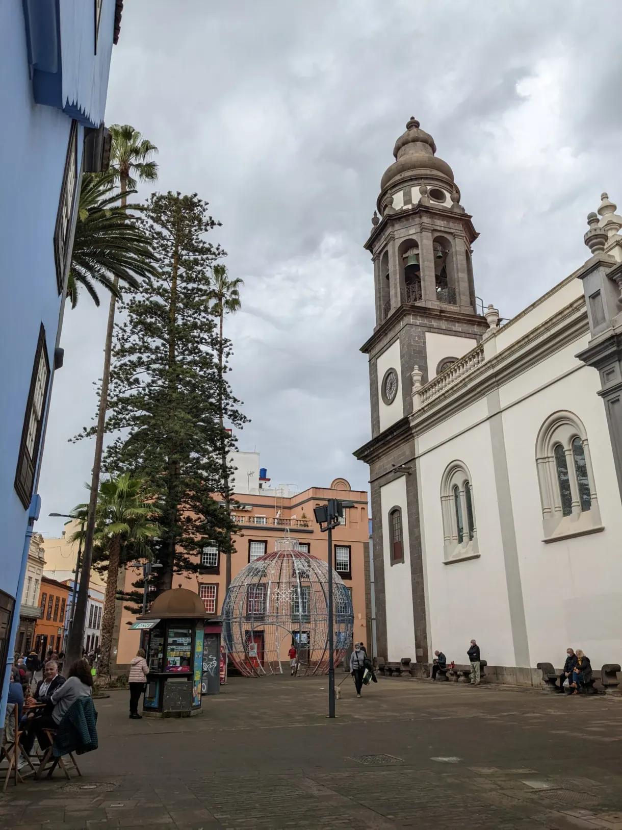 Place animée devant la cathédrale blanche de La Laguna