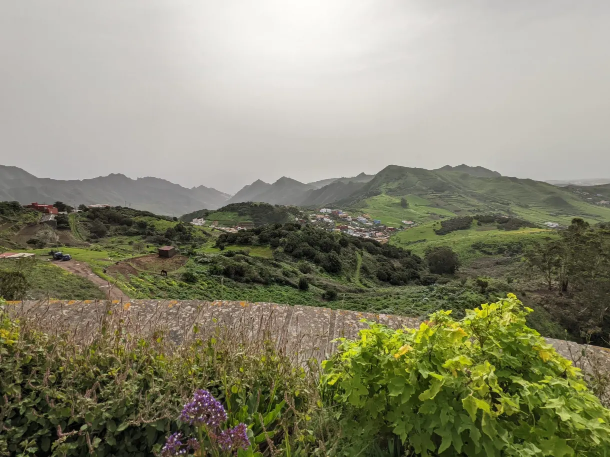 Muret de pierre ouvrant sur les vallons verts d'Anaga