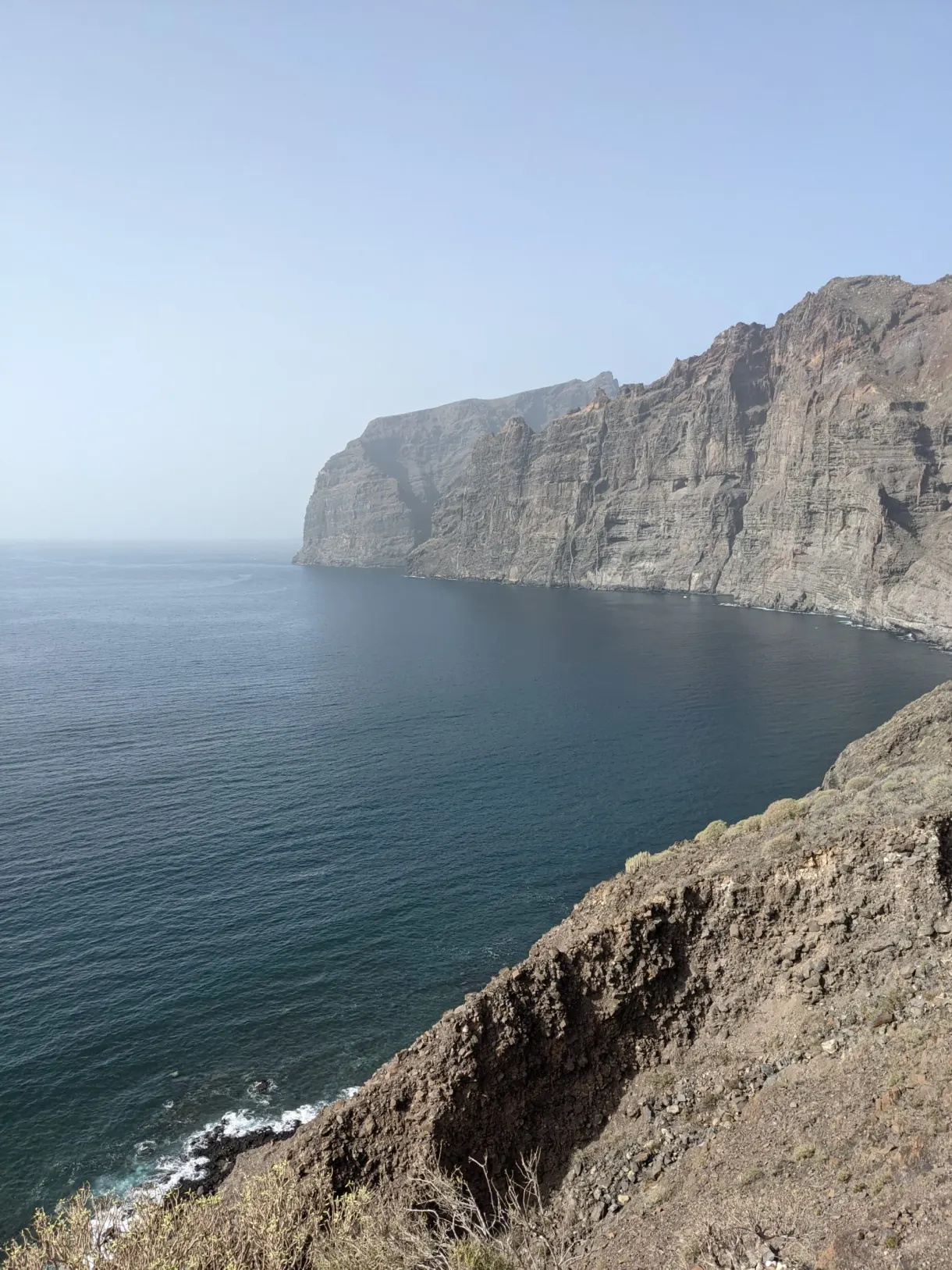 Depuis la côte, immenses falaises et mer d'un bleu profond