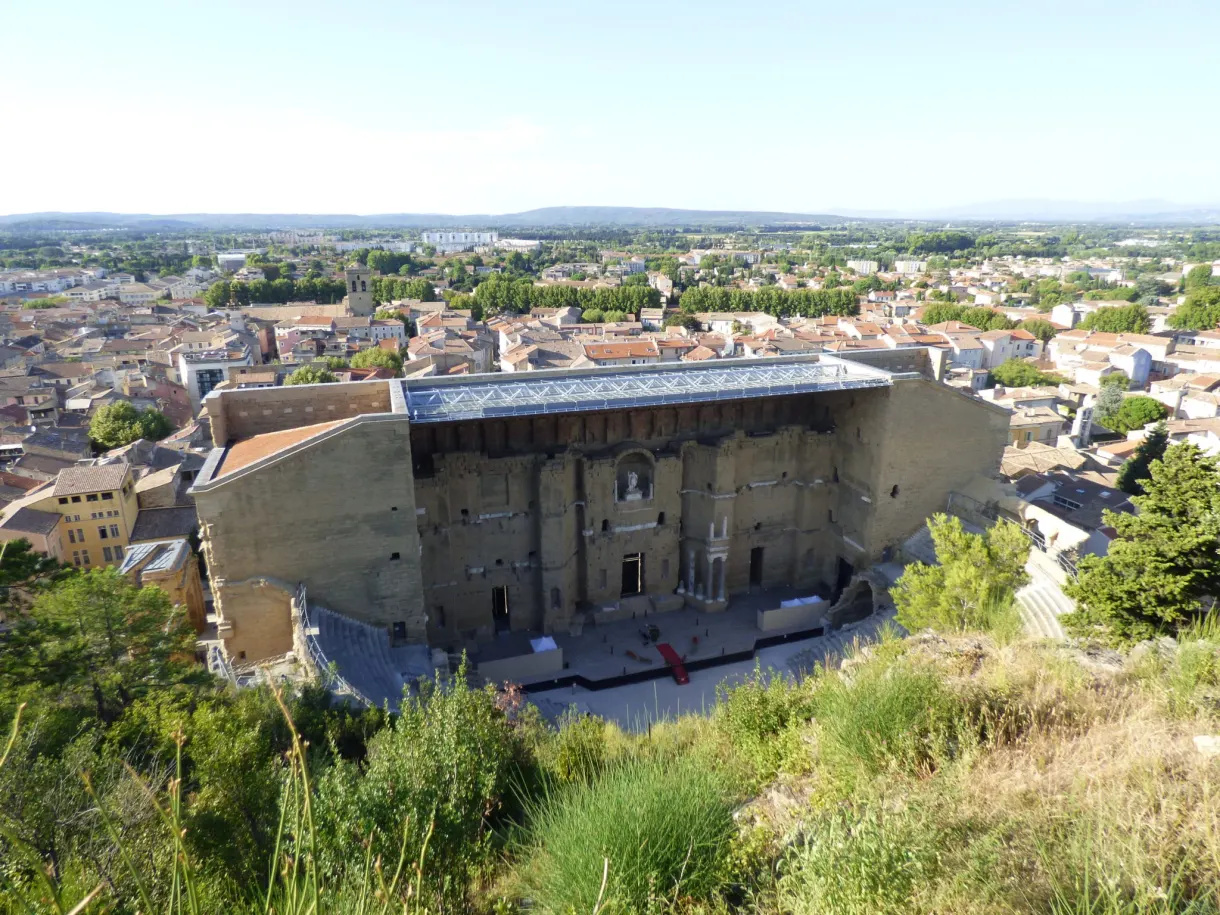 Théâtre antique et toits d'Orange vus depuis la colline