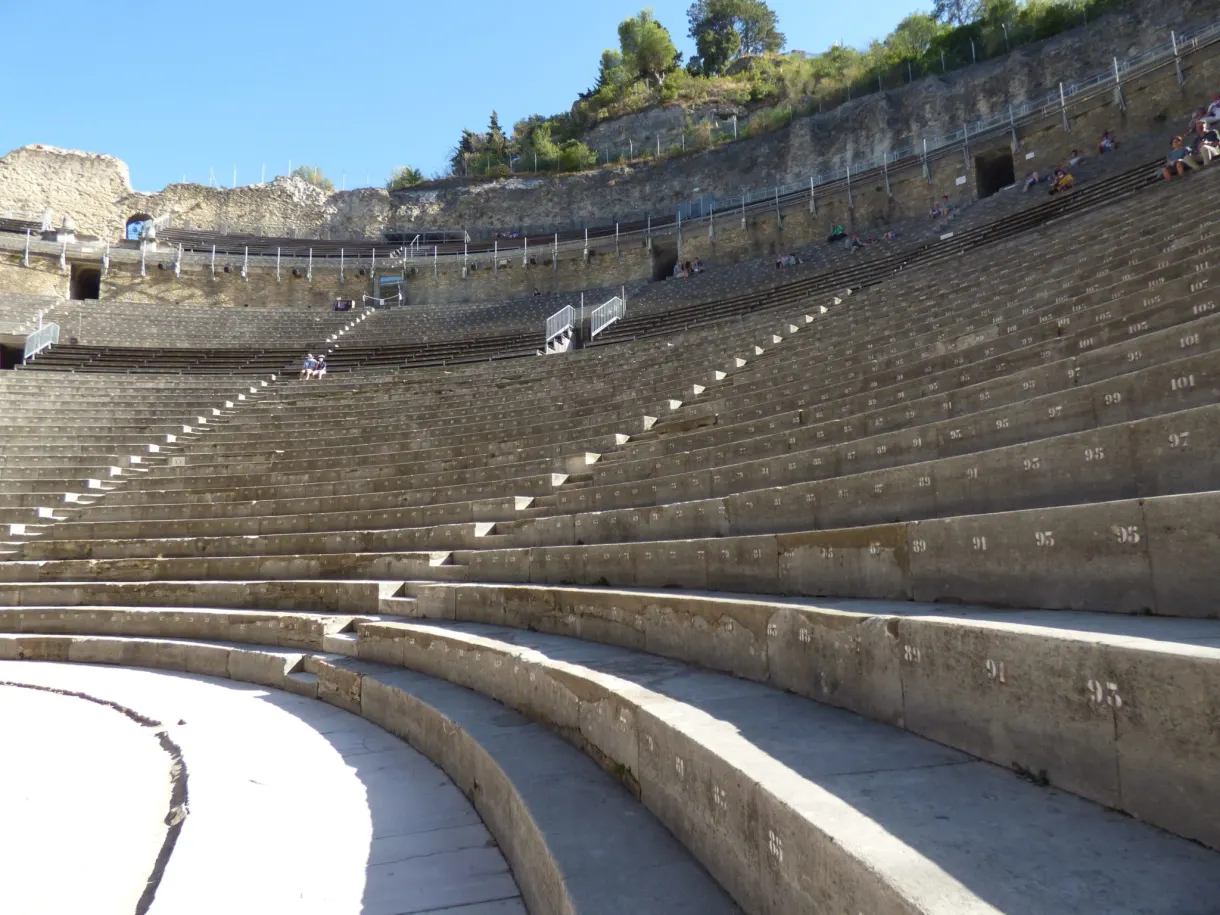 Gradins de pierre incurvés et escaliers du théâtre romain