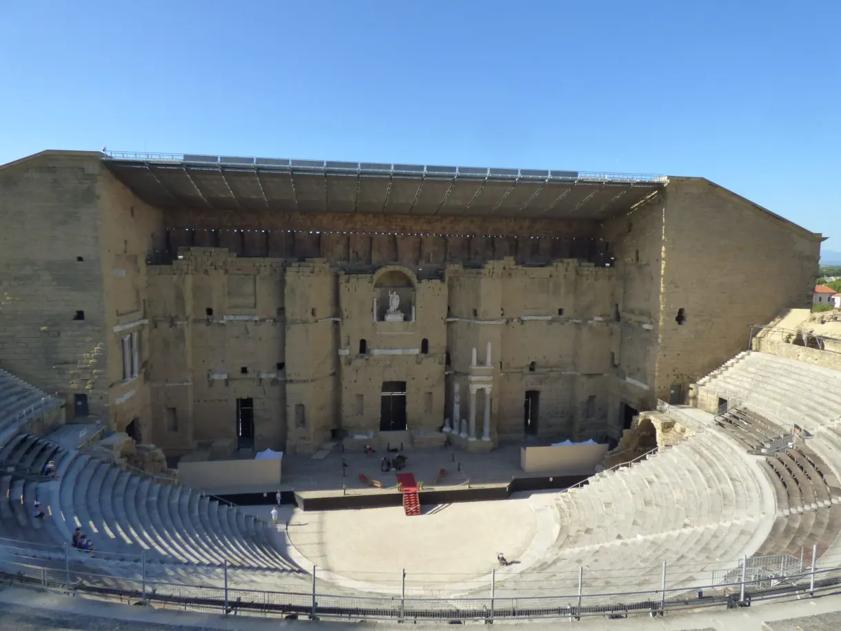 Mur de scène et hémicycle du théâtre antique d'Orange