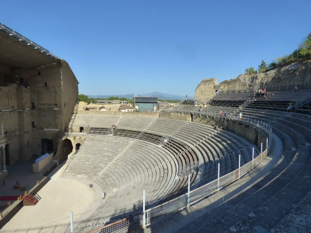 Hémicycle vide du théâtre romain sous un ciel sans nuage