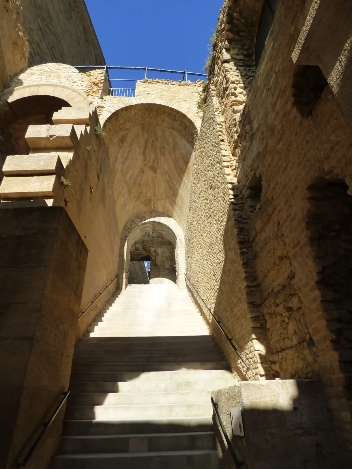 Escalier de pierre sous les voûtes du monument antique