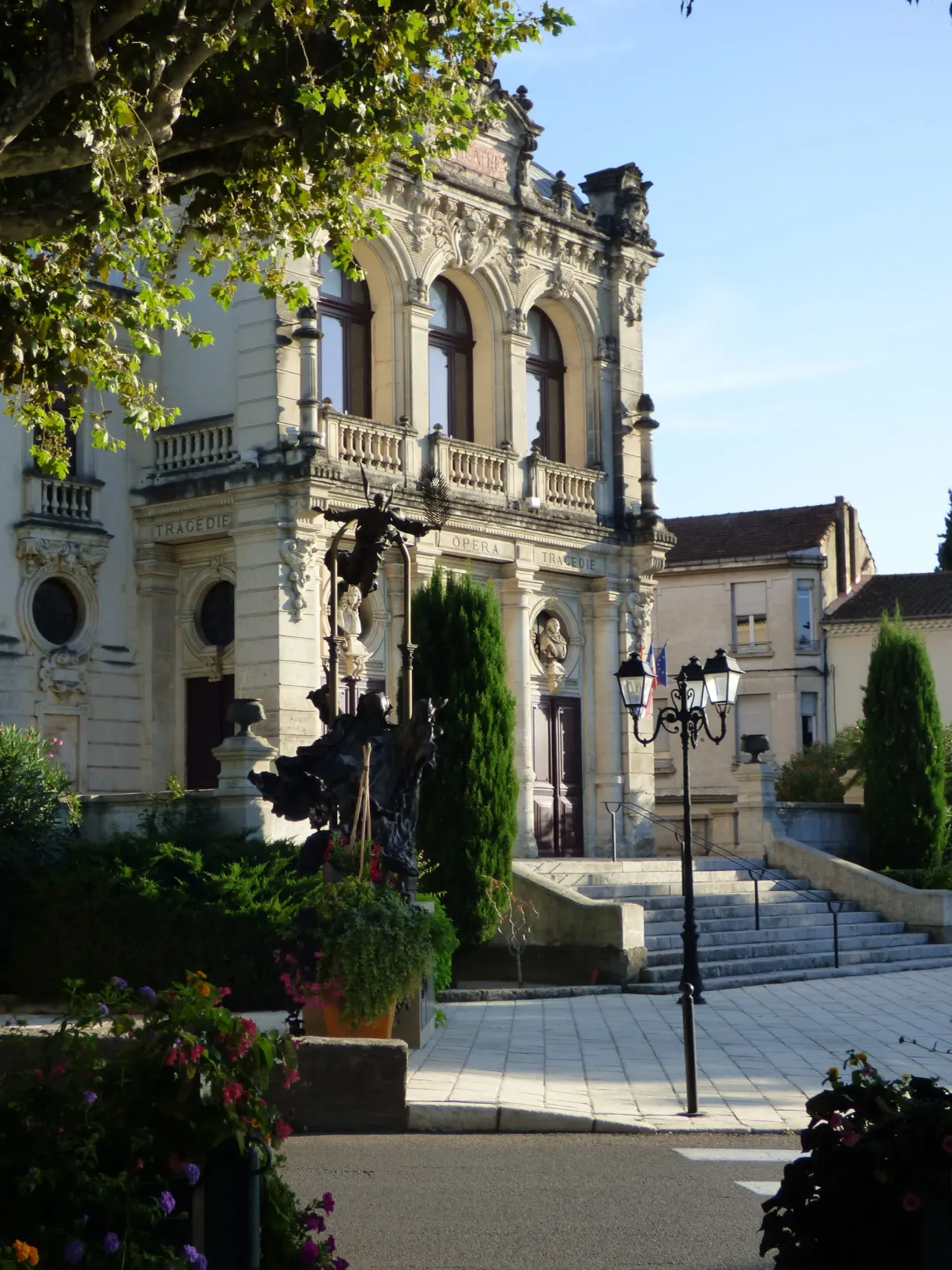 Façade à arcades et lampadaire en fer forgé sur une place
