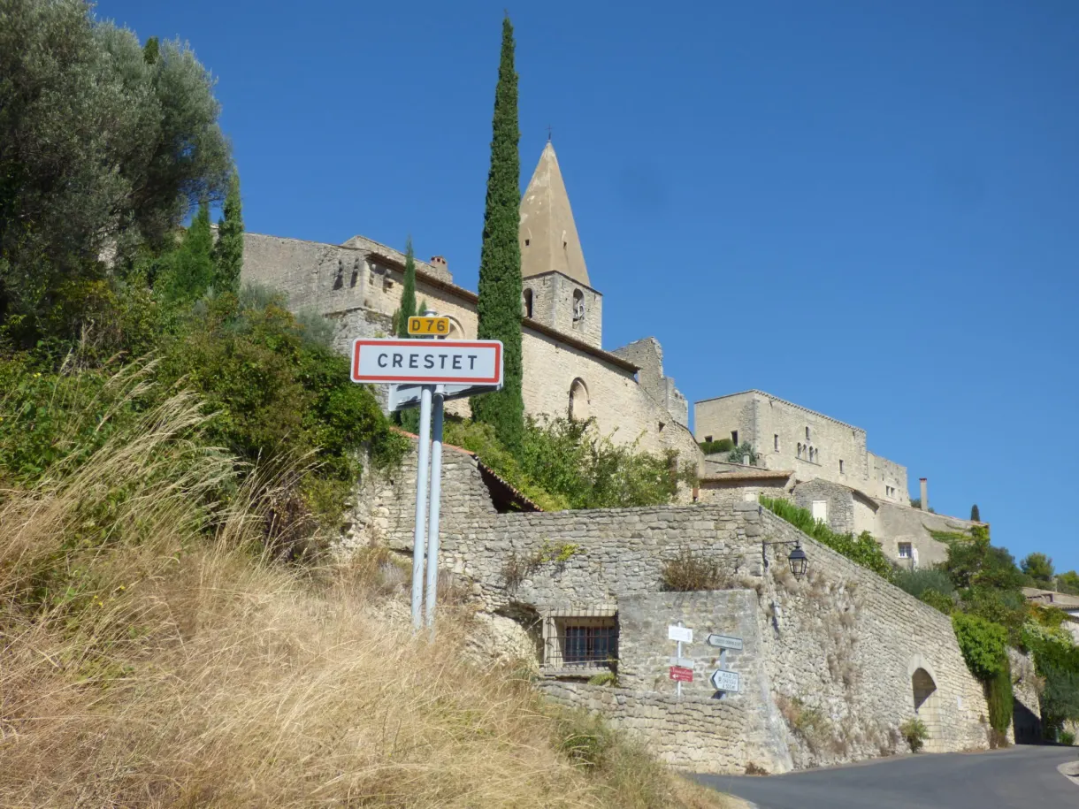 Panneau d'entrée de Crestet devant le village perché
