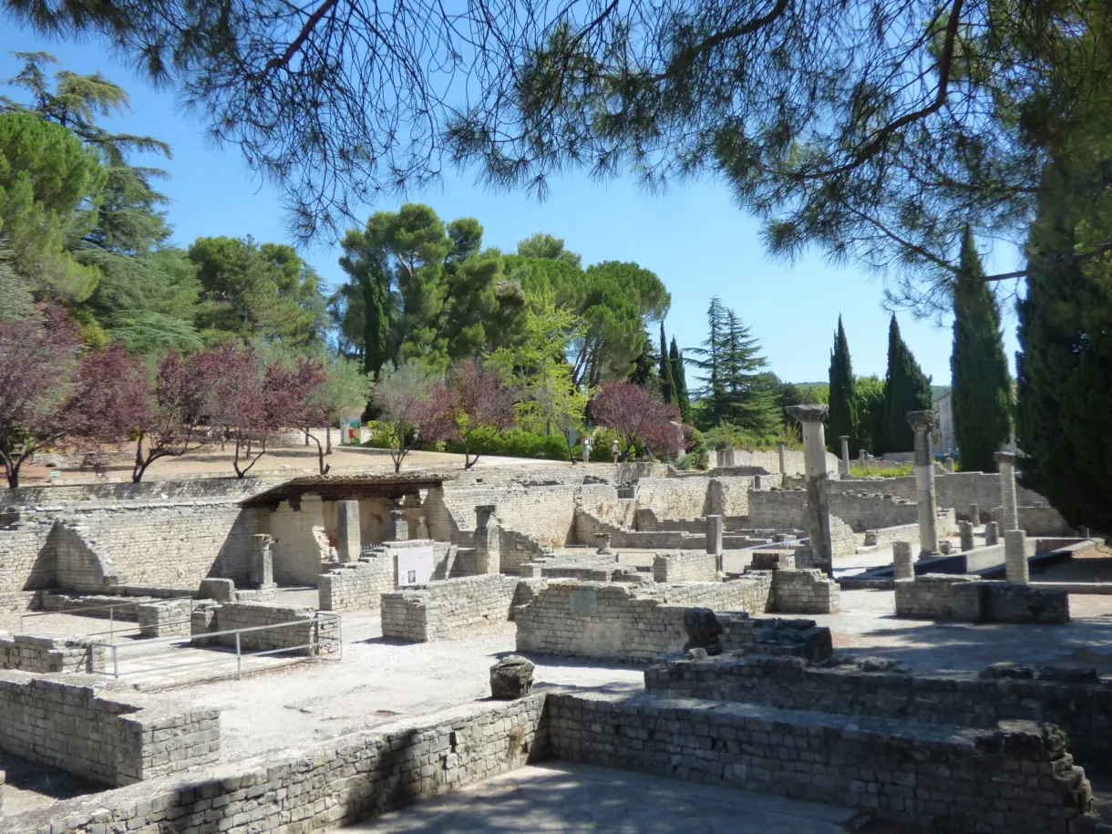 Site archéologique romain aux murets de pierre et cyprès
