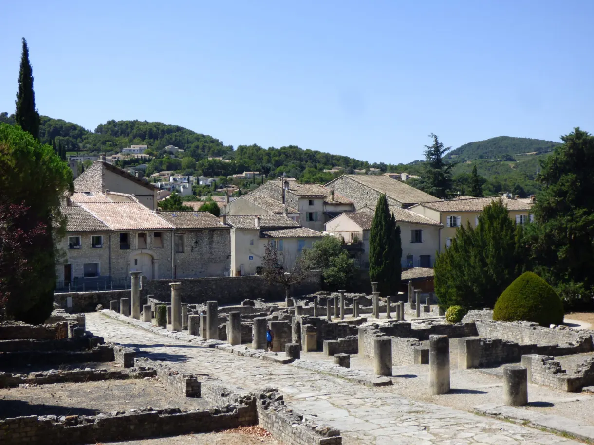 Colonnes tronquées du site antique devant les maisons du village