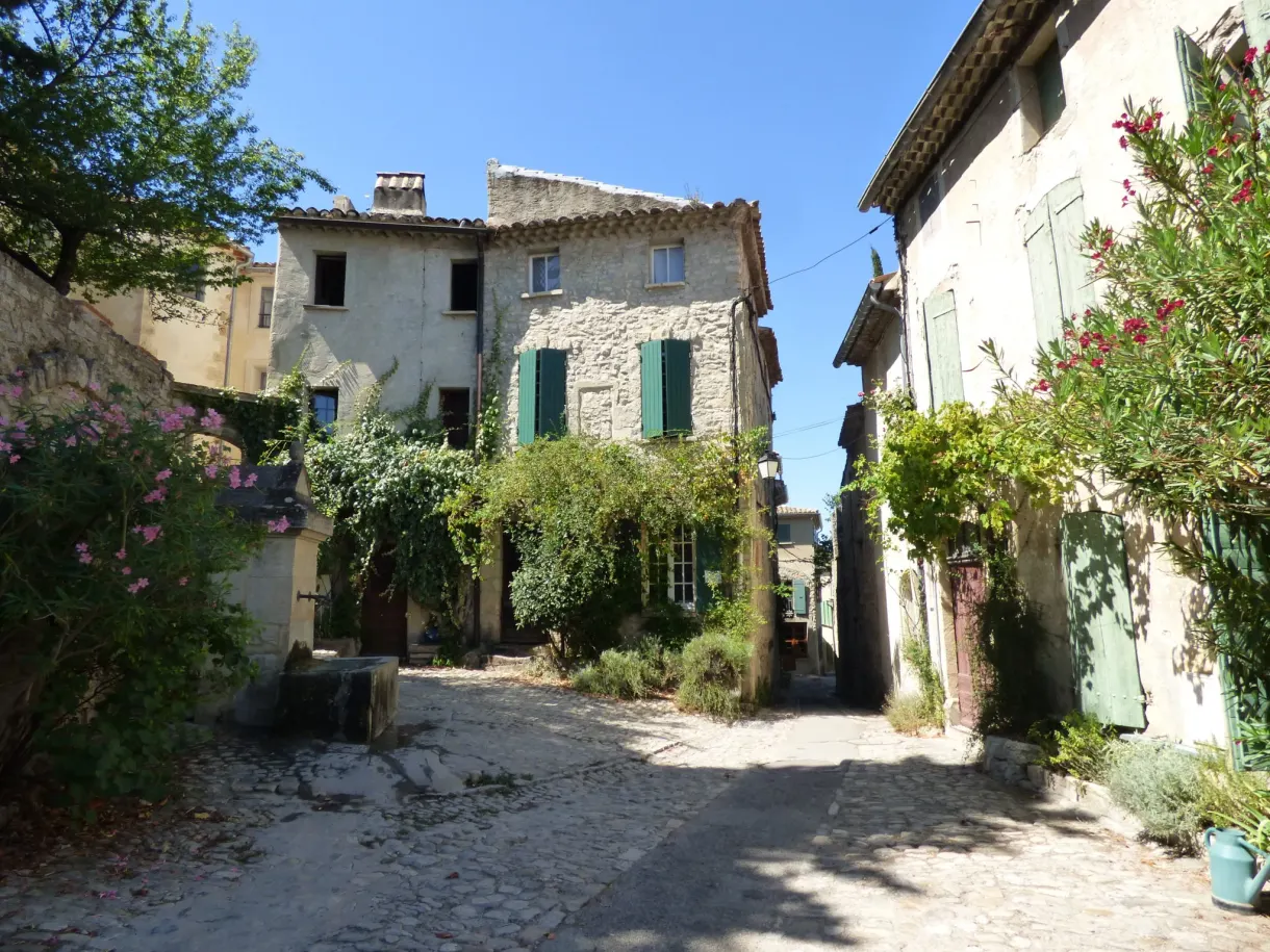 Ruelle de la ville haute bordée de lauriers-roses