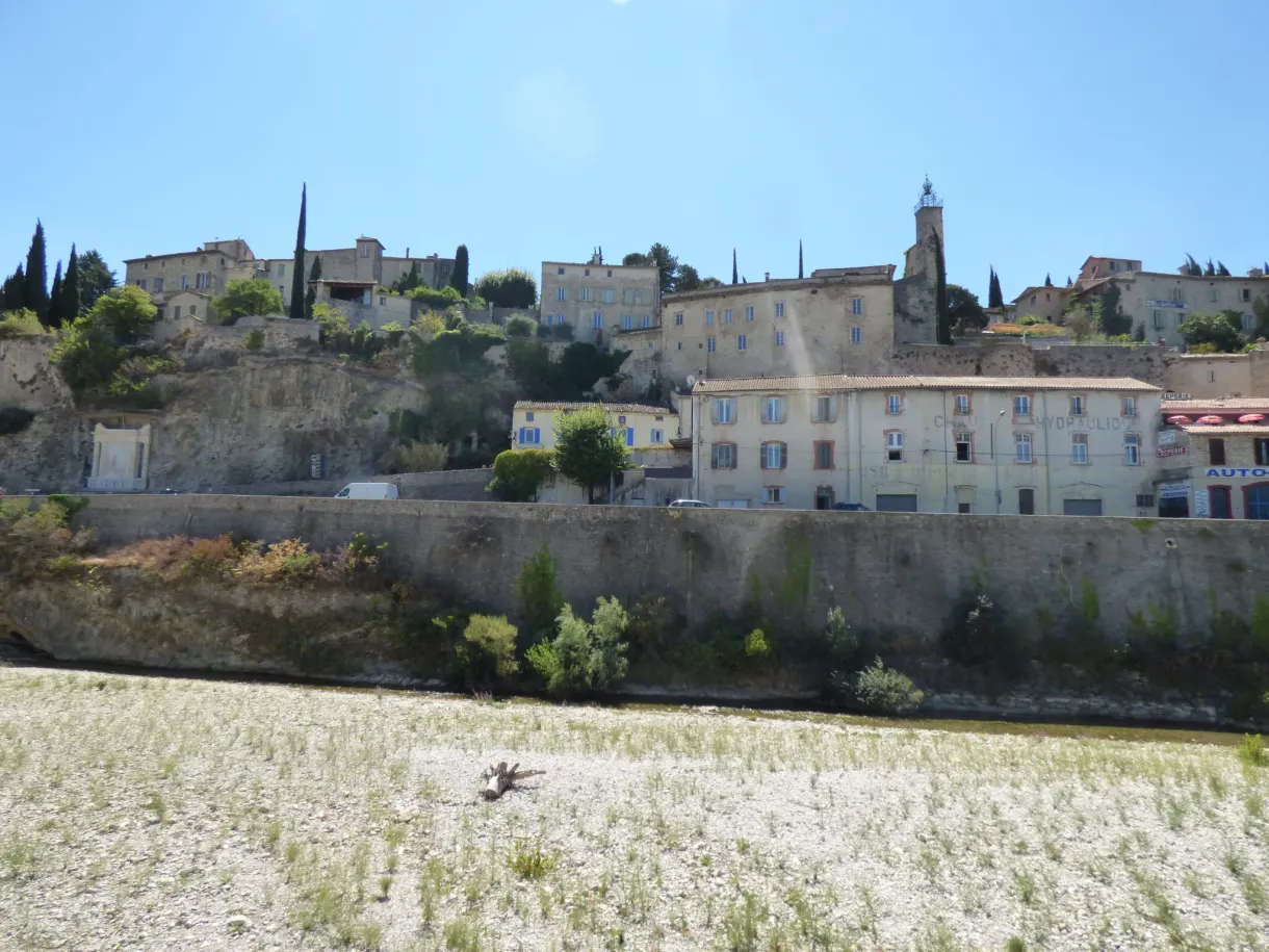 Ville haute couronnant sa colline au-dessus des champs secs