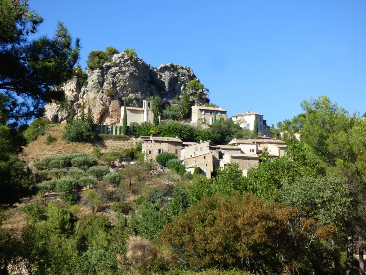 Maisons de La Roque-Alric blotties sous leur piton rocheux