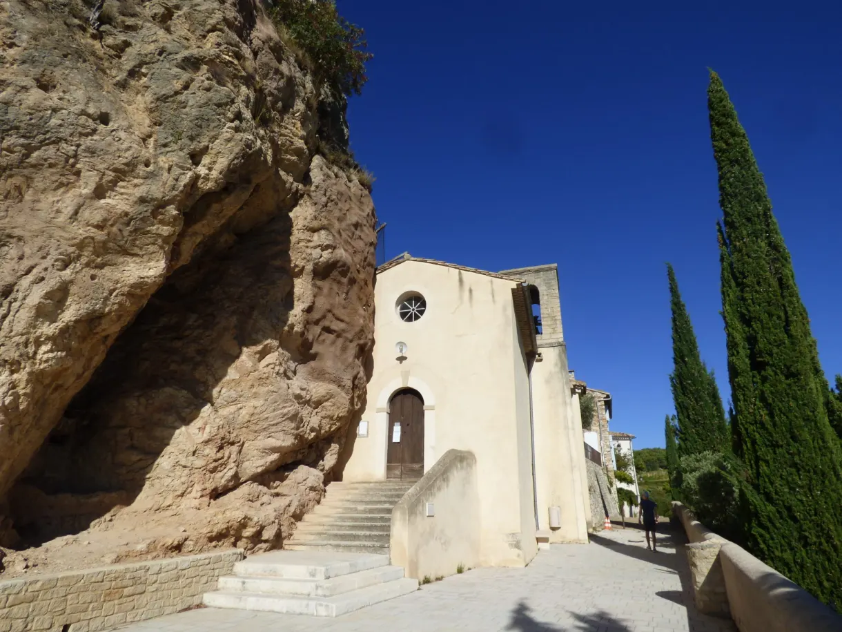 Chapelle adossée au rocher, escalier de pierre et cyprès