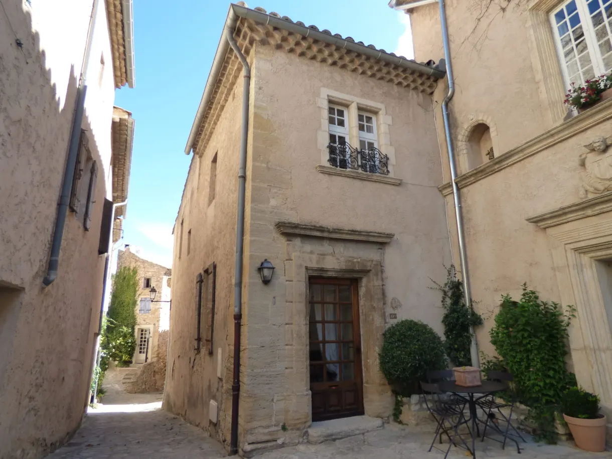 Ruelle claire du Barroux, demeure ancienne et petite table de bistrot