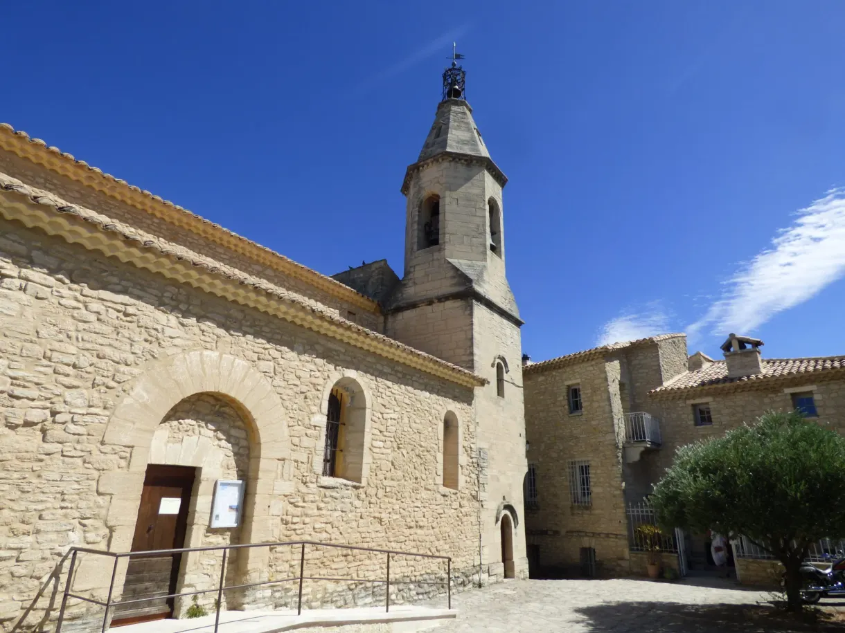 Église de Crillon-le-Brave et son clocher sur la place déserte