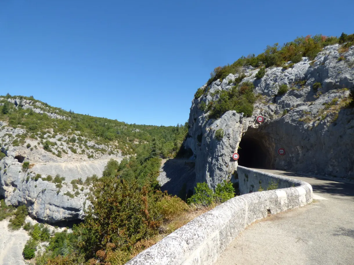 Route en corniche et tunnel percé dans la falaise des gorges