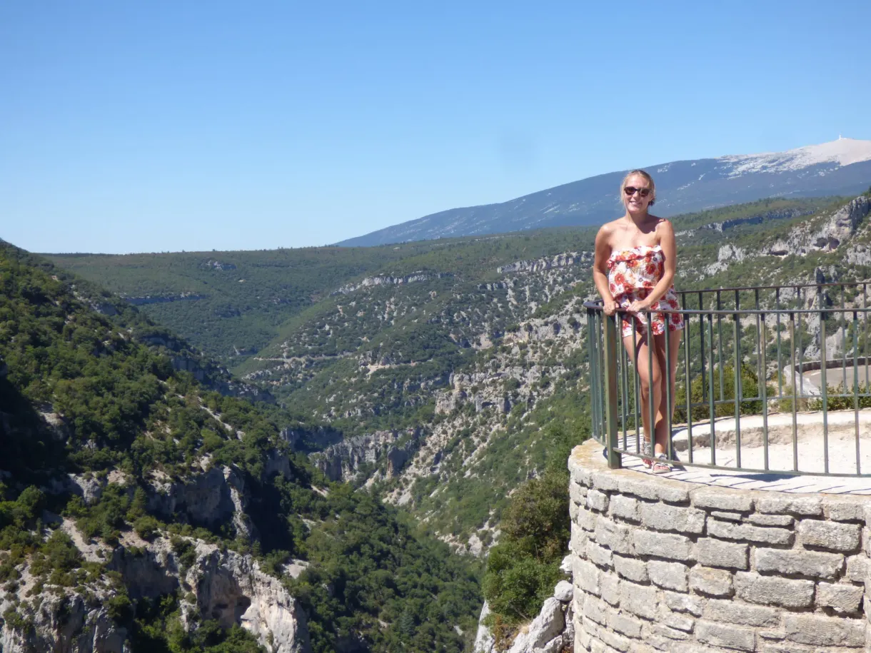Femme à la rambarde d'une plateforme surplombant le canyon
