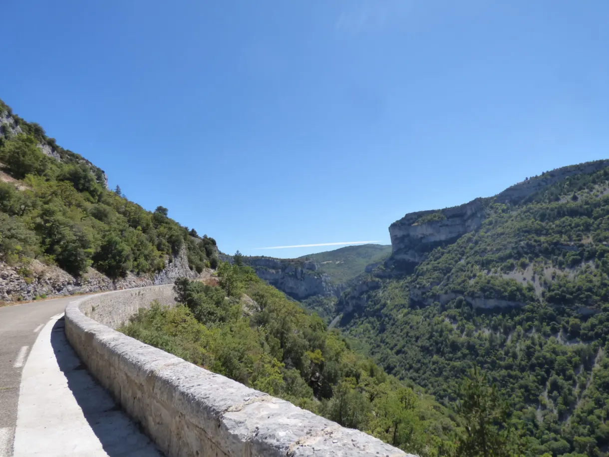 Route en corniche épousant la paroi des gorges de la Nesque